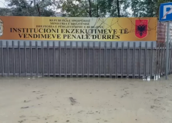 Burgu i Durrësit i përmbytur/ Të paraburgosurit, përfshirë ish-funksionarë, zhvendosen në katin e dytë.