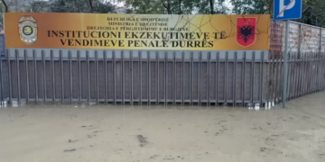 Burgu i Durrësit i përmbytur/ Të paraburgosurit, përfshirë ish-funksionarë, zhvendosen në katin e dytë.