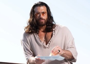 Can Yaman, ylli i njohur, arrestohet për akuza të drogës dhe prostitucionit në qendrën e paraburgimit.