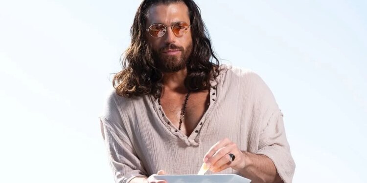 Can Yaman, ylli i njohur, arrestohet për akuza të drogës dhe prostitucionit në qendrën e paraburgimit.