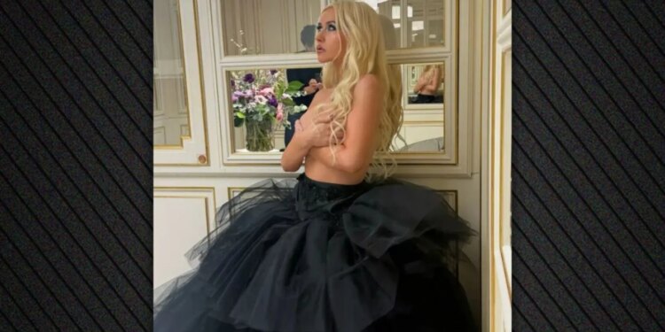 Christina Aguilera ndan imazhe nudo në Instagram.