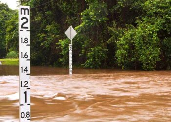 Cikloni në Queensland dhe zjarret në Victoria sfidojnë Australinë, duke lënë rreth 15,000 shtëpi pa energji elektrike.