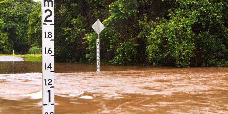 Cikloni në Queensland dhe zjarret në Victoria sfidojnë Australinë, duke lënë rreth 15,000 shtëpi pa energji elektrike.