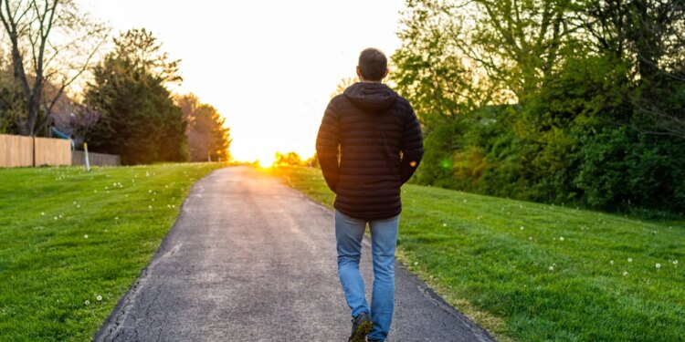 Cila është sasia e minutave të ecjes çdo ditë që mund t'ju shtojë një vit jetë?