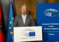 “Cila palë refuzon dialogun politik, PS apo PD?” / Raportuesi i PE për Shqipërinë: Opozita dhe qeveria duhet të debatojnë me argumente, jo me dhunë.