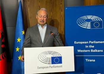 “Cila palë refuzon dialogun politik, PS apo PD?” / Raportuesi i PE për Shqipërinë: Opozita dhe qeveria duhet të debatojnë me argumente, jo me dhunë.