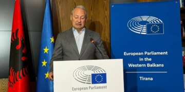 “Cila palë refuzon dialogun politik, PS apo PD?” / Raportuesi i PE për Shqipërinë: Opozita dhe qeveria duhet të debatojnë me argumente, jo me dhunë.