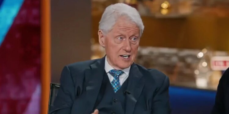 Clinton inkurajon amerikanët të shprehin mendimet e tyre pas vrasjeve në Minneapolis, ish-presidenti kritikon gënjeshtrat e administratës Trump.