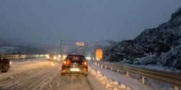 DëbORA mbulon rrugën e Arbrit, qarkullimi i automjeteve bllokohet për shkak të mjeteve pa zinxhirë