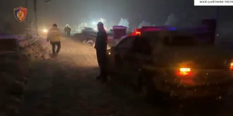 Dëbora e madhe në Bogë – Qafë Thore – Theth, policia njofton: Qarkullimi i mjeteve ndalohet deri në…