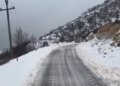 Dëborë e madhe në Gjirokastër shkakton probleme, rrugët malore mbeten të bllokuara.