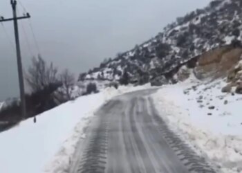 Dëborë e madhe në Gjirokastër shkakton probleme, rrugët malore mbeten të bllokuara.