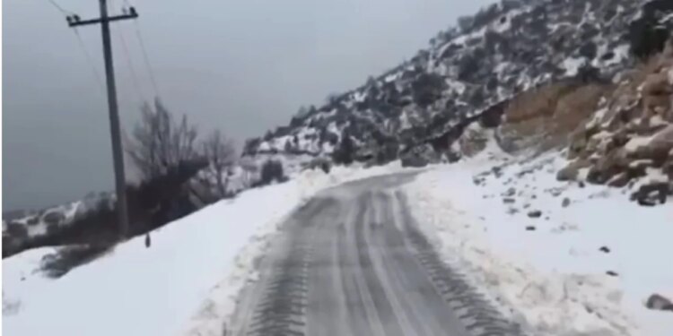 Dëborë e madhe në Gjirokastër shkakton probleme, rrugët malore mbeten të bllokuara.