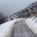 Dëborë e madhe në Gjirokastër shkakton probleme, rrugët malore mbeten të bllokuara.