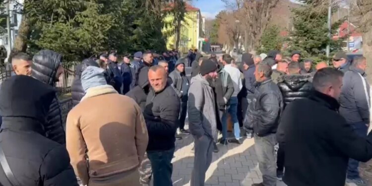 Dëmet e përmbytjeve në sektorin bujqësor, fermerët protestojnë para bashkisë së Maliqit: Apelojmë për dëmshpërblim!