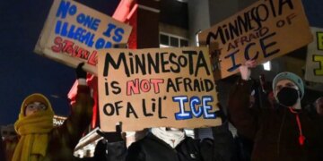 Demonstrata në Minesota për shkak të vrasjes së një gruaje 37-vjeçare, të paktën 29 të ndaluar, një oficer policie i lënduar.