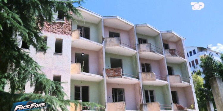 Denoncimi nga Fiks Fare: Shtëpia e Pushimit të Ushtarakëve në Pogradec, në procesin e transformimit, ofrohet me qira për restorante!