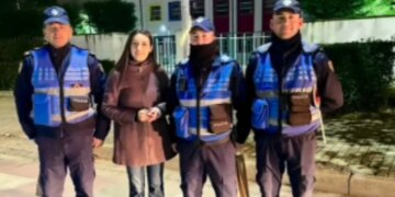 Deputetja socialiste Zegjine Caushi ndjek ndërrimin e viteve së bashku me forcat policore në Fier