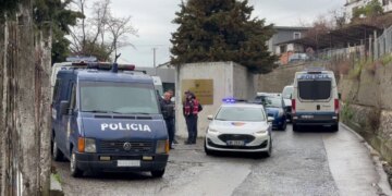 Dëshmoi për një krim të rremë lidhur me vrasjen e motrës në vitin 1997, u lehtësohet pena 54-vjeçares dhe bashkëshortit të saj.