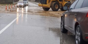 Dherat bien në aksin Gjirokastër-Tepelenë, dy segmente rrugore mbeten të mbyllura