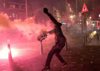 Dhunë ndaj forcave të policisë në Holandë gjatë natës së Vitit të Ri, dy individë humbin jetë dhe dhjetëra të tjerë plagosen.