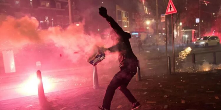 Dhunë ndaj forcave të policisë në Holandë gjatë natës së Vitit të Ri, dy individë humbin jetë dhe dhjetëra të tjerë plagosen.