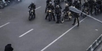 Dita e dhjetë e protestave në Iran, një oficer policie humb jetën nga plumbat.