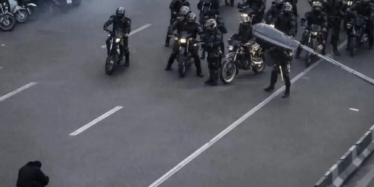 Dita e dhjetë e protestave në Iran, një oficer policie humb jetën nga plumbat.