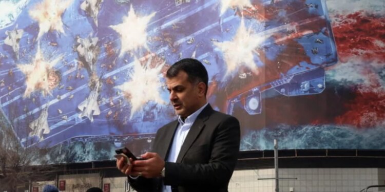 Djali i presidentit iranian bën thirrje për restaurimin e internetit, ndërsa presioni mbi autoritetet rritet pas protestave.