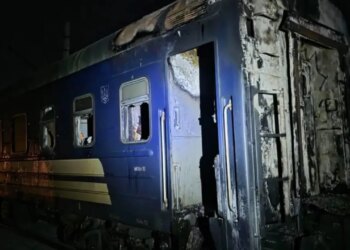 Dronët rusë godasin një tren në Ukrainë, bilanci: tre të vdekur dhe dy të plagosur.