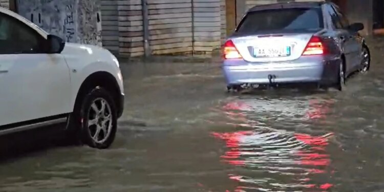 Durrësi përballet me përmbytje të rënda, duke ndikuar edhe në autostradë; një familje evakuohet në Kavalishencë.