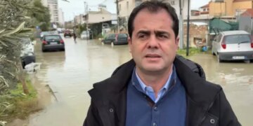 "Durrësi, përmbytur tri herë brenda një viti", Bylykbashi viziton qytetin e prekur: Nuk bëhet fjalë për një katastrofë natyrore, por për një problem njerëzor.