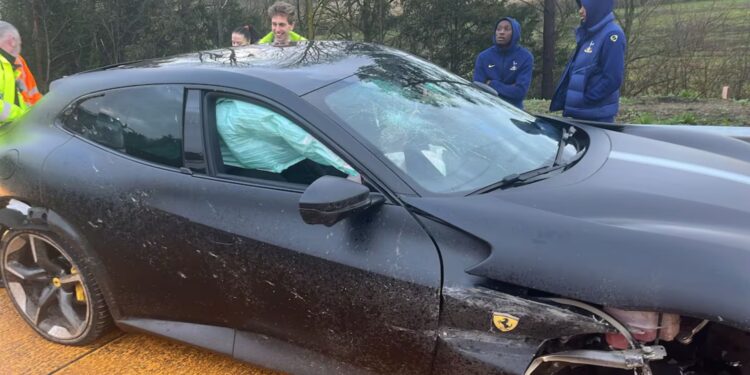 Dy futbollistë të Tottenham shpëtuan pa dëmtime pas një aksidenti rrugor.