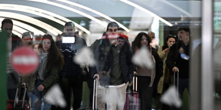 Dy incidente hekurudhore në Barcelonë, 15 persona të lënduar nga rënia e një muri.