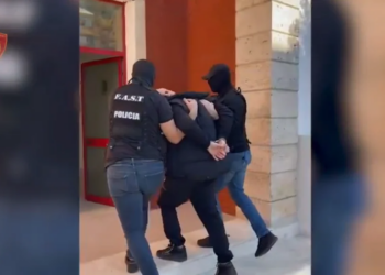 Dy individë të shpallur në kërkim ndërkombëtar nga Kosova janë arrestuar në Tiranë.
