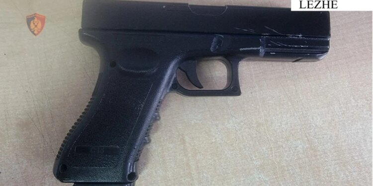 Dy persona arrestohen në Lezhë pas vjedhjes së shpenzimeve të karburanteve me armë lodër.