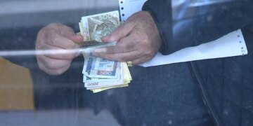 Dy punonjëse të Postës Shqiptare të dyshuara për grabitje prej 22 milion lekësh nga pensionet dhe ndihmat ekonomike/ Posta Shqiptare reagon: Procesi i shpërndarjes së pensioneve vazhdon pa nd interruptions.