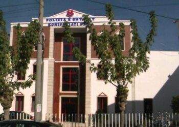 Dy vajza sulmojnë një oficere policie në Tiranë dhe arrestohen.