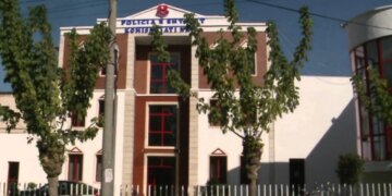 Dy vajza sulmojnë një oficere policie në Tiranë dhe arrestohen.