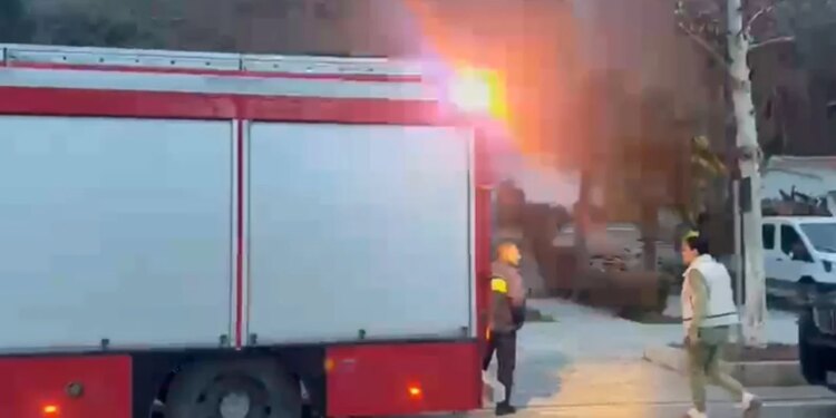 Eksplozion i një bombole gazi afër shkallëve të një restoranti në Vlorë, besohet se zjarri është shkaktuar nga banorët.