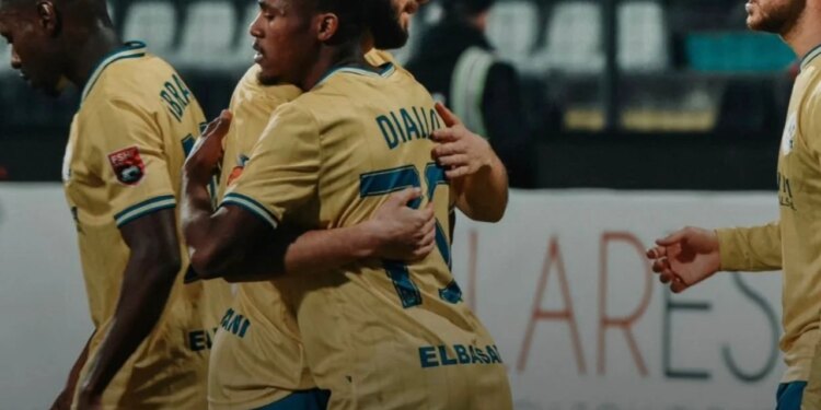 Elbasani vazhdon me sukses, verdheblutë triumfojnë ndaj Dinamos dhe konsolidojnë shanset për titull.