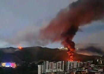 FOTO-GALERI/ Pasojat e sulmit amerikan në Karakas, Venezuela: Tym i errët dhe qytetarë që ikin me panik