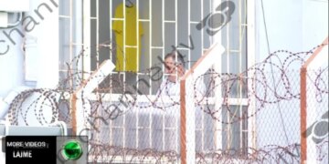 FOTOLAJM/ Ish-ministri Beqaj merret me shah gjatë kohës së ajrimit në burgun e Durrësit