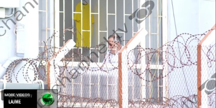 FOTOLAJM/ Ish-ministri Beqaj merret me shah gjatë kohës së ajrimit në burgun e Durrësit