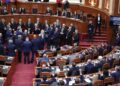 FOTOT/ Berisha regjistron momentet me iPad në Kuvend, deputetët e PD bllokojnë foltoren, çfarë ndodhi gjatë 20 minutave të seancës ‘blic’