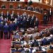 FOTOT/ Berisha regjistron momentet me iPad në Kuvend, deputetët e PD bllokojnë foltoren, çfarë ndodhi gjatë 20 minutave të seancës ‘blic’