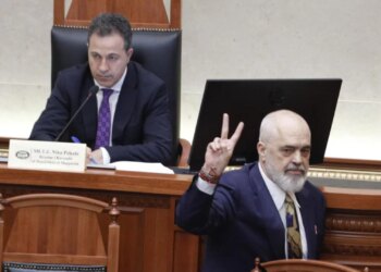 FOTOT/ Seanca për Bordin e Paqes, Paloka dhe Boçi i takojnë Ramës në foltore. Kryeministri i jep përshëndetje opozitës me dy gishta. Çfarë nuk u pa.