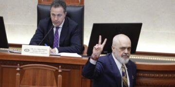 FOTOT/ Seanca për Bordin e Paqes, Paloka dhe Boçi i takojnë Ramës në foltore. Kryeministri i jep përshëndetje opozitës me dy gishta. Çfarë nuk u pa.