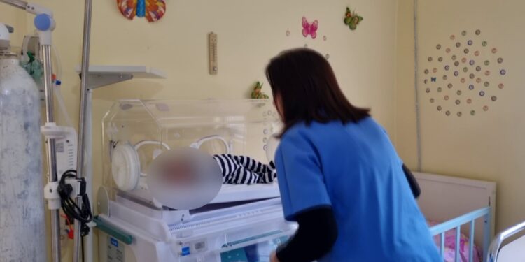 Familja me shtatë fëmijë në Dardhë të Librazhdit jeton në kushte të vështira, ndërsa një prej fëmijëve ka lindur nënpeshë.