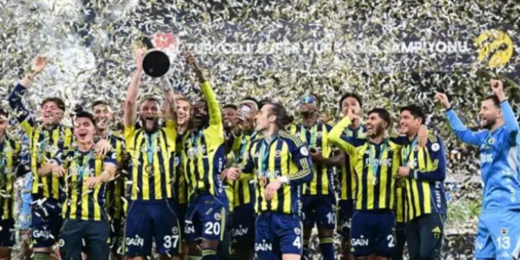 Fenerbahçe triumfon ndaj Galatasaray në derbin e Stambollit për Superkupën e Turqisë, Guendouzi shënon në debutim.